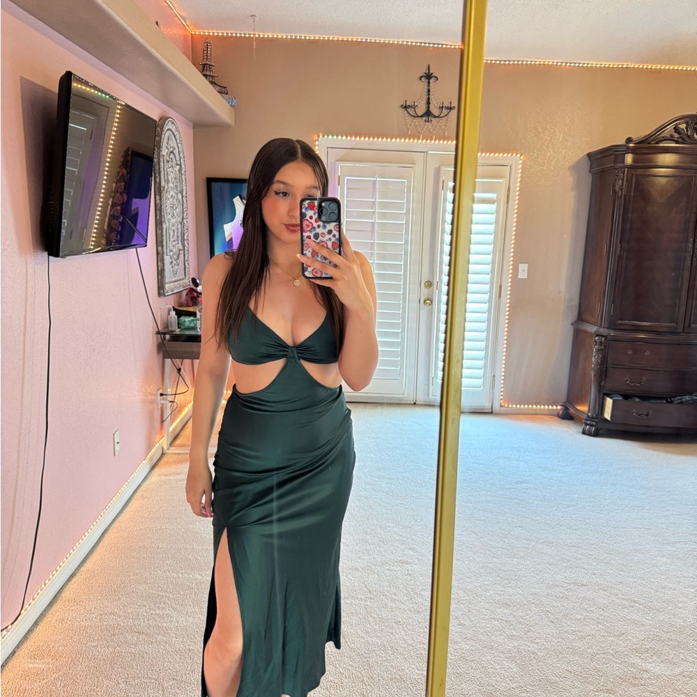 Elegant Green Cut-Out Dress